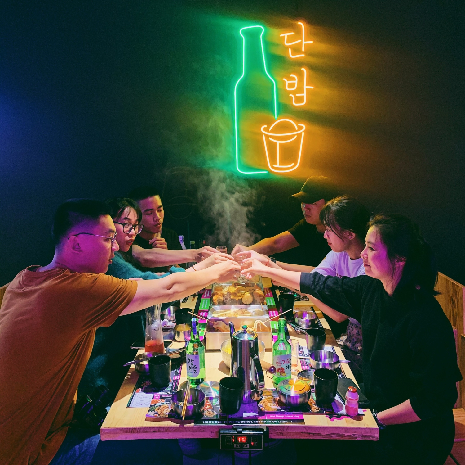 Tận hưởng không khí vui nhộn và sôi động tại quán nhậu Hàn Quốc trên hình ảnh này. Với những món ăn ngon miệng và chất lượng, bạn sẽ có một bữa tiệc thú vị và đầy ý nghĩa với bạn bè và gia đình của mình.