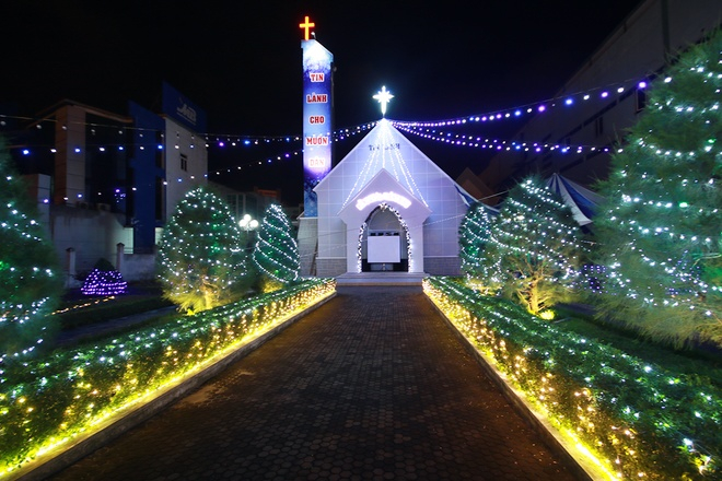 Không thể bỏ qua những bức ảnh tuyệt đẹp của những nhà thờ trang trí Giáng Sinh ấn tượng tại Đà Nẵng. Chắc chắn bạn sẽ bị thu hút ngay từ cái nhìn đầu tiên.