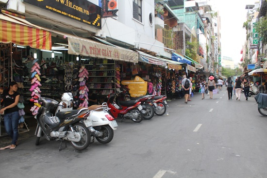 Mua đồ tết ở Sài Gòn không thể bỏ sót các con đường nổi tiếng này