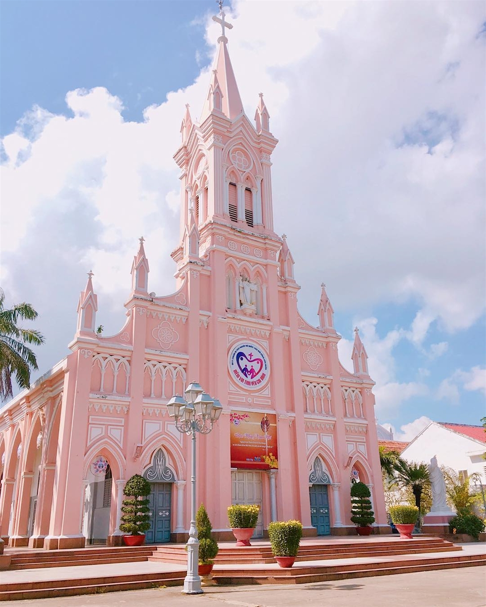 Kết quả hình ảnh cho nhà thờ màu hồng đà nẵng