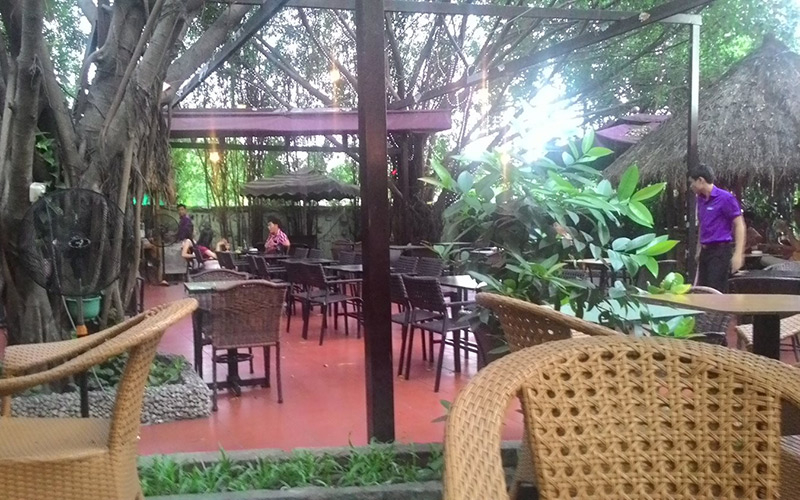 Cafe Vườn Nhà Ai: Cafe Vườn Nhà Ai đã được nâng cấp để cung cấp trải nghiệm mới cho khách hàng. Với không gian cây xanh và mát mẻ, quán cafe sẽ là điểm đến lí tưởng cho những ai muốn tận hưởng không khí trong lành và thư giãn sau một ngày làm việc mệt nhọc. Trải nghiệm cảm giác trở thành \
