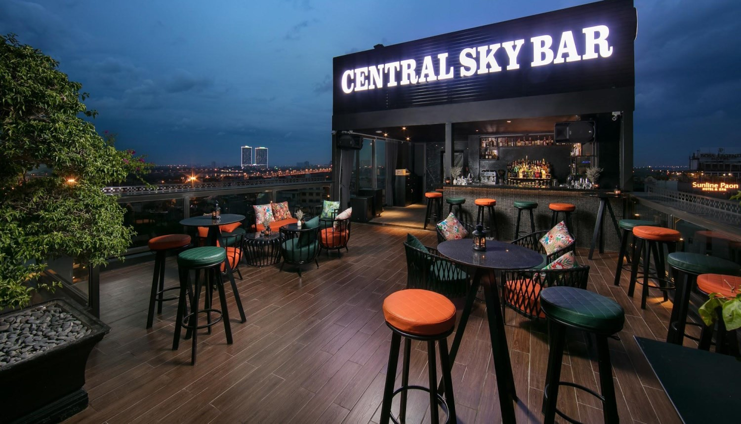 Central Sky Bar - Delicacy Central Hotel ở Quận Hoàn Kiếm, Hà Nội ...