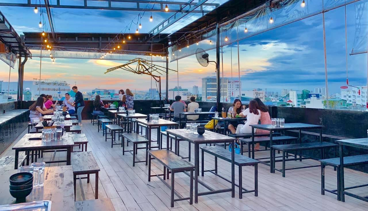 Hãy đến No Sleep Rooftop - Food & Beer để thưởng thức ẩm thực ngon và độc đáo trong không gian sân thượng tuyệt đẹp, dành cho những người yêu thích thưởng thức đêm của Sài Gòn.
