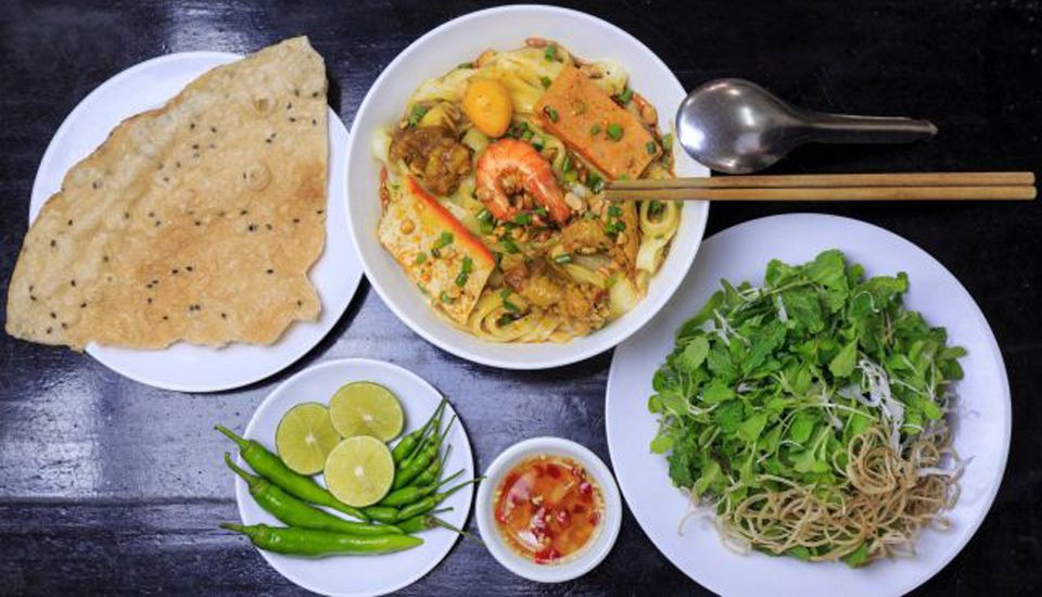 Chính Gốc đã trở thành một trong những địa điểm ẩm thực thu hút đông đảo thực khách đến để thưởng thức ẩm thực Việt Nam đầy đặc sắc trong một không gian sang trọng và lịch sự. Sự kết hợp hoàn hảo giữa hương vị đặc trưng với kiến trúc hiện đại đã khiến mỗi bữa ăn tại đây trở nên tuyệt vời và đáng nhớ.