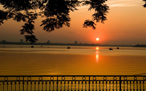 Hồ Tây: Hồ Tây là một trong những hồ nước đẹp nhất Hà Nội, nơi mà bạn có thể tận hưởng không khí trong lành và cảm nhận sự yên tĩnh của thành phố. Hình ảnh quang cảnh đẹp và ấn tượng của Hồ Tây sẽ khiến bạn muốn khám phá ngay lập tức.