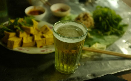 Bia Hơi Đậu Rán: Thưởng thức bia hơi và đậu rán tại quán bia hơi nổi tiếng của Hà Nội là một trải nghiệm độc đáo và thú vị. Hương vị đậu rán giòn tan kết hợp với bia hơi tươi ngon sẽ làm cảm giác của bạn trở nên khoan khoái hơn bao giờ hết.