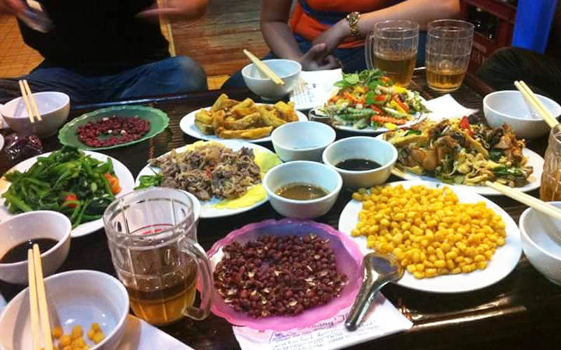 Nếu bạn đam mê ẩm thực và rượu vang, Nhà hàng Rượu Nhà Sàn Hoàng Thanh chính là lựa chọn hoàn hảo cho bạn. Với các loại rượu vang chất lượng cùng hương vị đặc trưng của ẩm thực Việt Nam, quý khách sẽ có một trải nghiệm tuyệt vời tại đây.