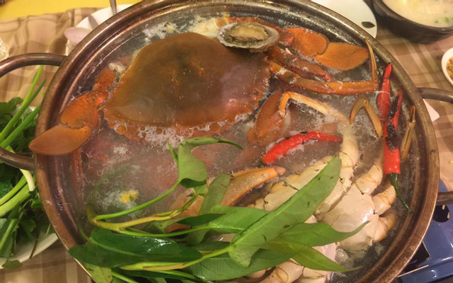 Món hải sản lẩu cua 1 có nguyên liệu nào là đặc biệt và khác biệt so với các loại lẩu khác?
