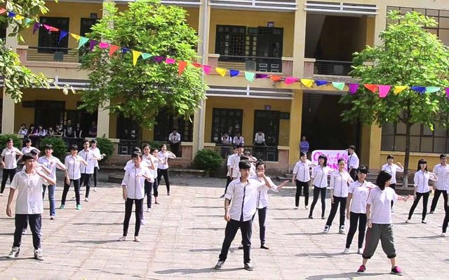 Trường THPT Phạm Hồng Thái ở Hà Nội