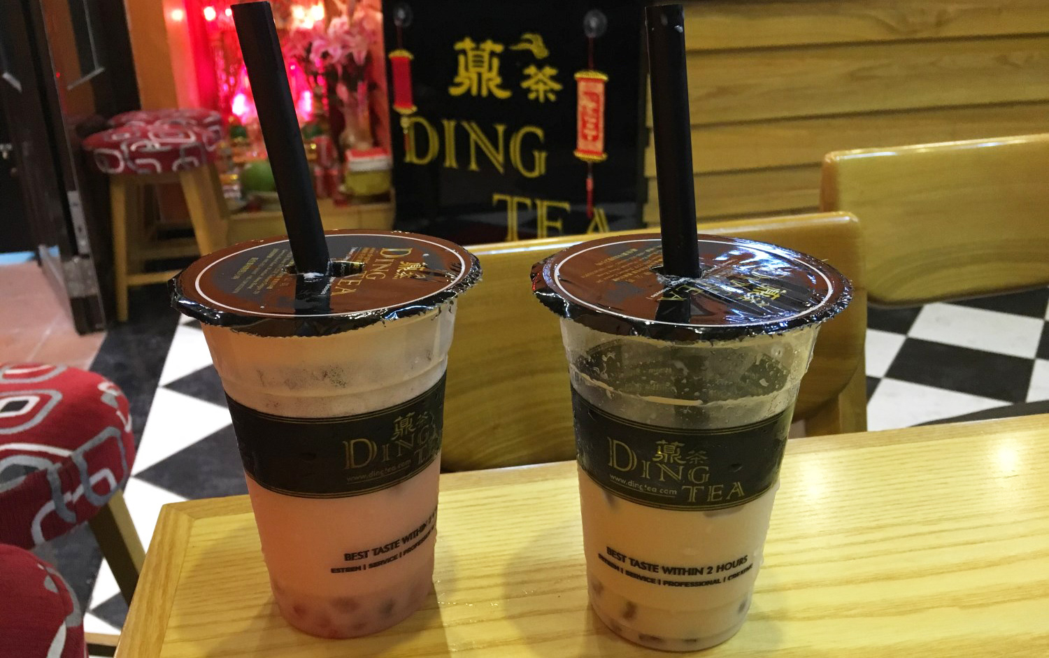 Ding Tea là một trong những thương hiệu trà sữa nổi tiếng hàng đầu tại Đài Loan. Với trà sữa đậm đà, lớp kem béo ngậy và những loại topping đa dạng, Ding Tea định hình một hương vị độc đáo và riêng biệt. Nhấn vào hình ảnh để khám phá đồ uống thú vị của Ding Tea.