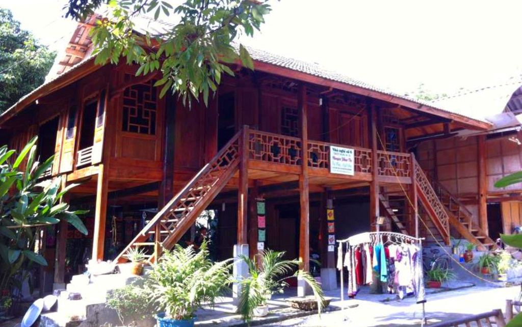 Với vị trí đắc địa tại Huyện Mai Châu, nhà sàn Bản Lác thu hút khách du lịch bởi sự gần gũi, chân thật của cuộc sống dân tộc. Du khách sẽ có dịp khám phá và trải nghiệm chân thật cuộc sống xưa và nay của dân tộc Thái tại đây.
