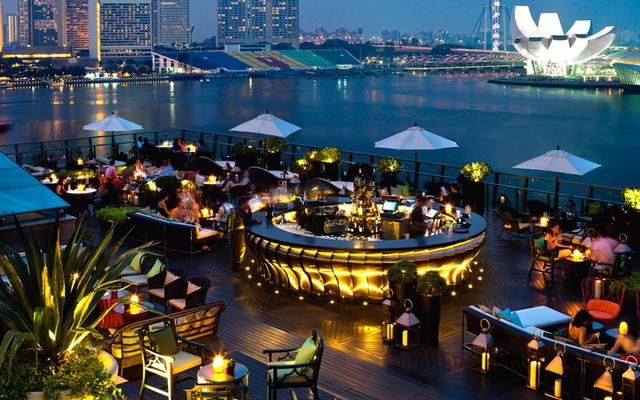 Lantern Rooftop Bar ở Singapore