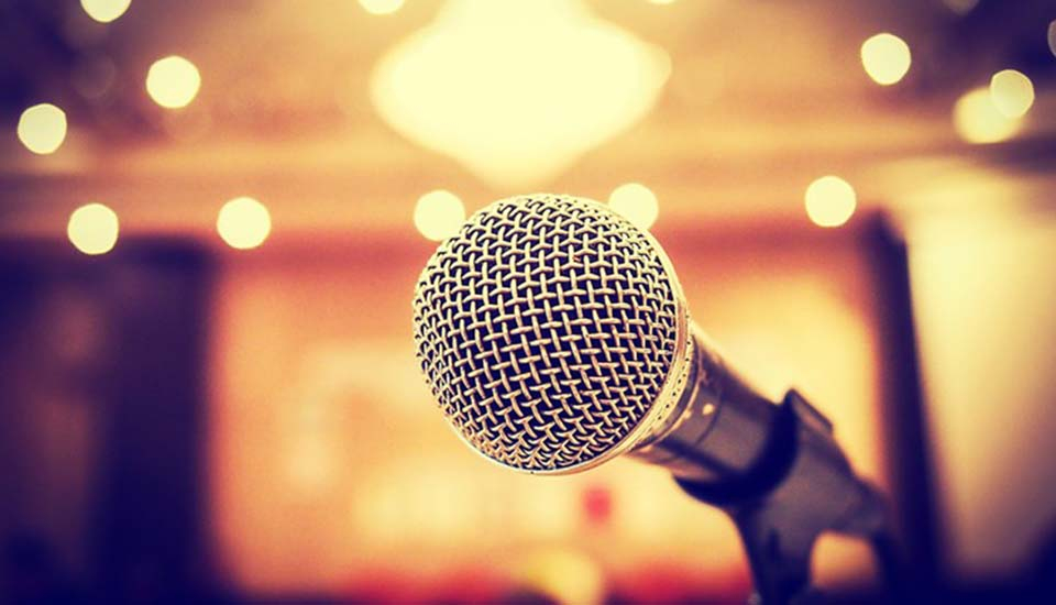 Nếu bạn đang tìm kiếm nơi để thỏa sức đam mê giọng hát của mình, thì Hồng Nhung Karaoke chính là lựa chọn hoàn hảo. Với phòng karaoke vô cùng tiện nghi và hiện đại, bạn sẽ được hát tại một môi trường chuyên nghiệp và chất lượng.