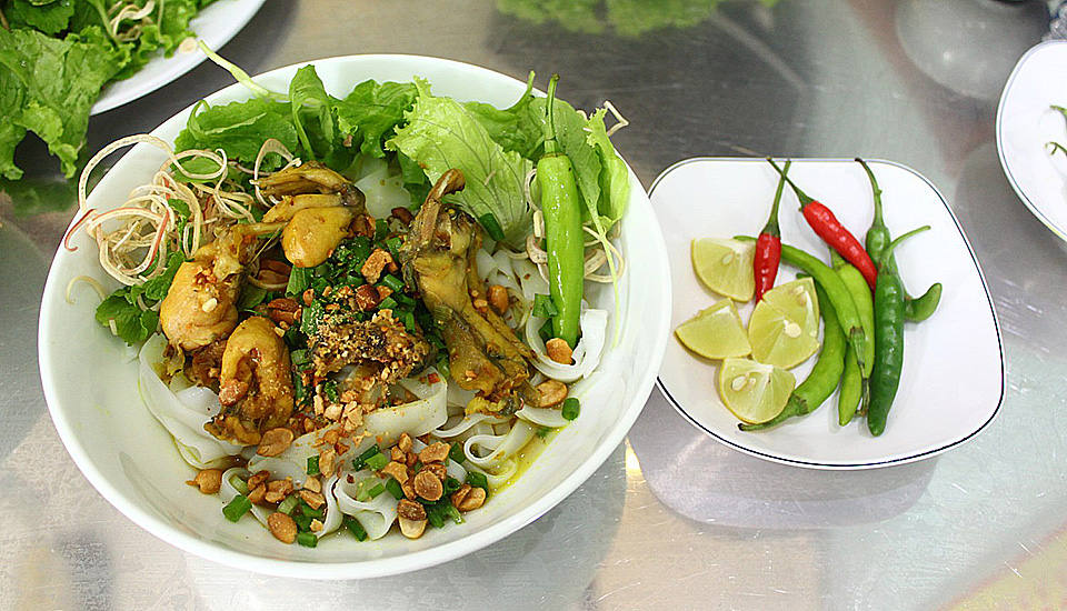 Hình ảnh về Mì Quảng 3 Anh Em được thực hiện bởi những chuyên gia nấu ăn hàng đầu Việt Nam, với những nguyên liệu tươi sạch và hương vị độc đáo. Xin hãy dành chút thời gian để trải nghiệm hương vị đặc biệt của món ăn này.
