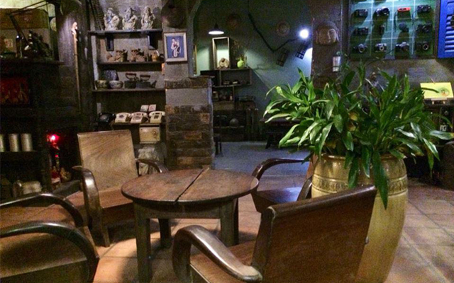 Cafe nhỏ xinh tại quận Phú Nhuận chắc chắn sẽ là lựa chọn hoàn hảo cho những ai yêu thích không gian yên tĩnh, nhưng vẫn thật ấm cúng và tinh tế. Hòa mình vào không khí thư giãn, nghỉ ngơi sau những giờ làm việc căng thẳng, bạn chắc chắn sẽ thấy mọi thứ trở nên sáng sủa và tươi mới.