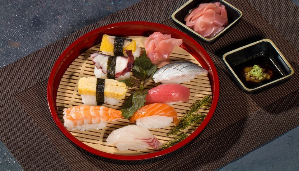 Sushi đường phố Hóc Môn: Sushi đường phố Hóc Môn không chỉ là một món ăn lành mạnh, nó còn được chế biến với tình yêu và tâm huyết. Không chỉ đậm đà, hương vị tuyệt vời mà còn tươi ngon và bắt mắt với trang trí tinh tế. Hãy liên tưởng đến hình ảnh những chiếc sushi nóng hổi, chẳng thể nào cưỡng lại được.